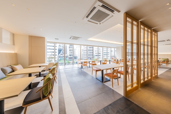 Daily buffet breakfast (JPY 1760 per person)