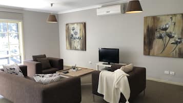 TV, DVD player, aparelho de som