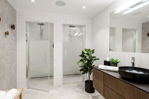 Baignoire, sèche-cheveux, serviettes fournies, savon