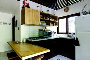 Kühlschrank, Wasserkocher mit Kaffee-/Teezubehör, Toaster, Mixer