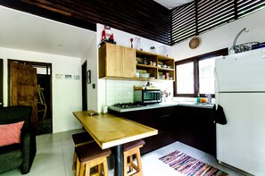 Fridge, coffee/tea maker, toaster, blender