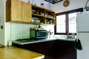 Réfrigérateur, cafetière/bouilloire, grille-pain, blender