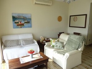 TV LCD, DVD player, livros