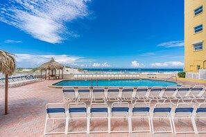 Alberca al aire libre y alberca climatizada