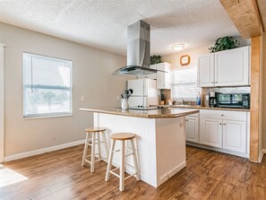 Microwave, stovetop, cookware/dishes/utensils, ice maker