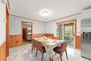 Dining - Deal Island Bay Cottage (Deal Island)
