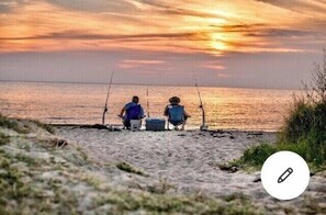 Perto da praia, espreguiçadeiras 
