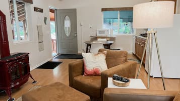 Smart TV, fireplace, books, streaming services