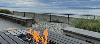 Steg till stranden med vacker utsikt över Sound och bergen