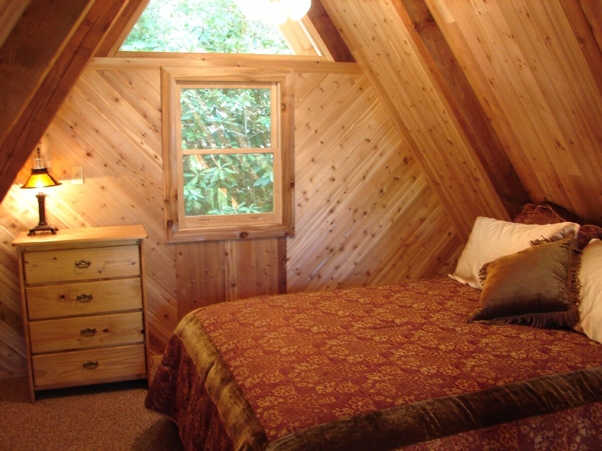  A-FRAME LOG CABIN IN THE WOODS! -WIFI, NEW HOT TUB, CREEK, VIEWS, FIRE PIT!