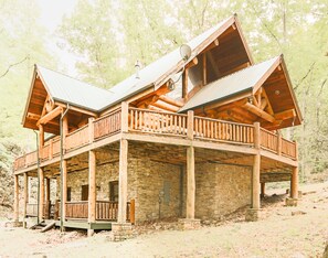 Exterior - Business wifi, privacy, luxury, creek, firepit,  theater, comfort and unique
 (Pigeon Forge)