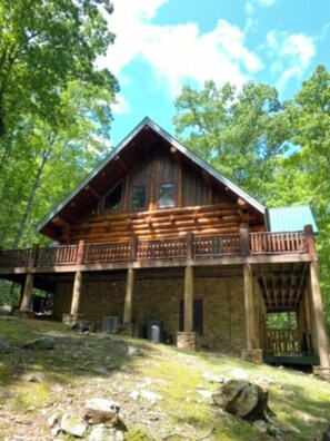 Exterior - Business wifi, privacy, luxury, creek, firepit,  theater, comfort and unique
 (Pigeon Forge)