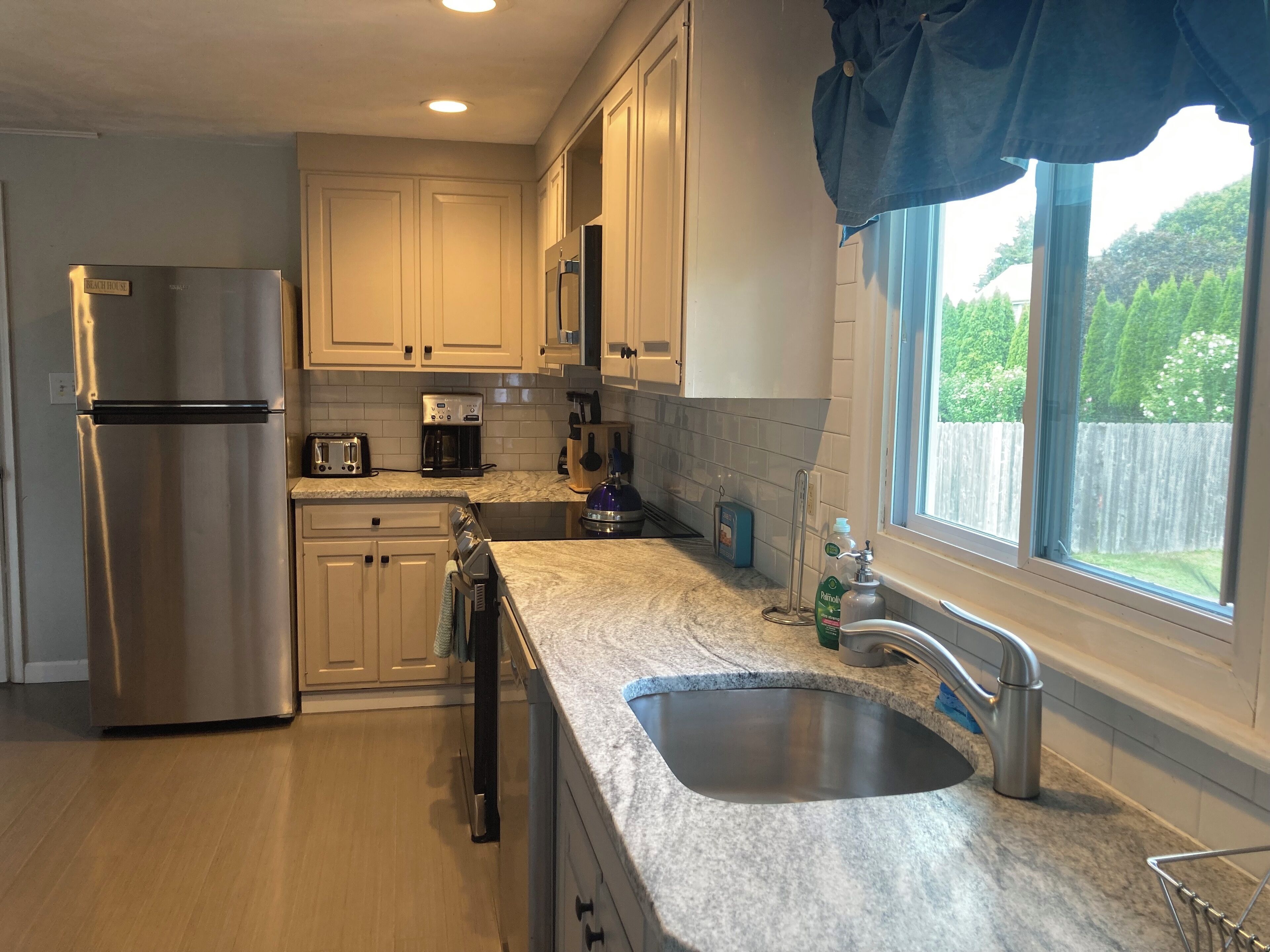 Lovely house 3 minutes to 4 of RI's best state beaches. Air conditioning    