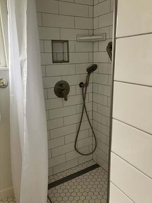 Douche, sèche-cheveux, serviettes fournies, savon