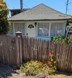 Exterior detail - Vintage Santa Cruz Cottage, Steps From The Beach (Santa Cruz)