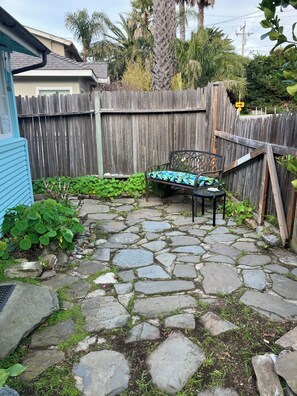 Property grounds - Vintage Santa Cruz Cottage, Steps From The Beach (Santa Cruz)