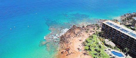 På stranden, solsenger og strandhåndklær