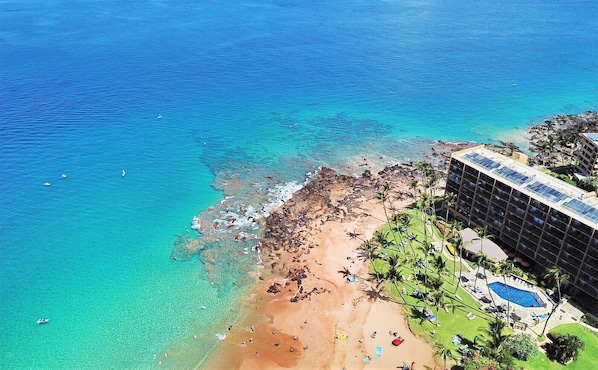 Sur la plage, chaise longue, serviettes de plage