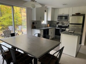 Kjøleskap, mikrob ølgeovn, ovn og kokeplater