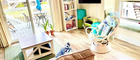 Smart-TV, DVD-Player, BĂŒcher, Videothek