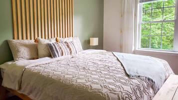 5 bedrooms, desk, iron/ironing board, travel crib