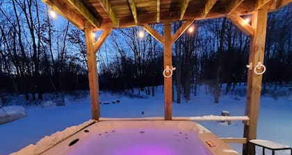 Pocono Mtn Escape w/ Hot Tub, Pool & Barrel Sauna