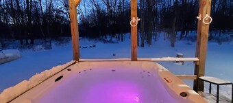 Pocono Mtn Escape w/ Hot Tub, Pool & Barrel Sauna
