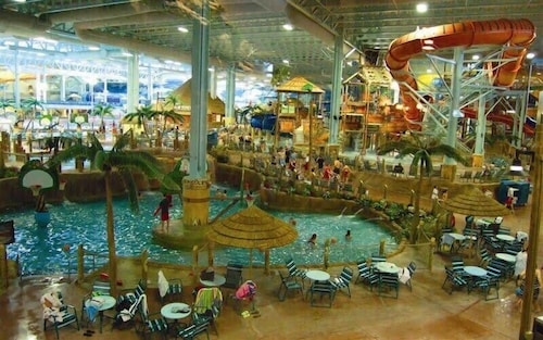 Pocono Mtn Escape w/ Hot Tub, Pool & Barrel Sauna