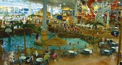 Pocono Mtn Escape w/ Hot Tub, Pool & Barrel Sauna