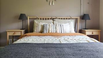 5 bedrooms, desk, iron/ironing board, travel crib