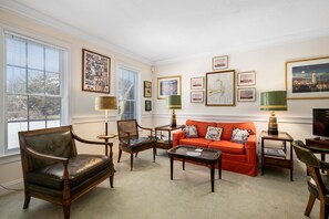 TV connectée, livres, espaces bureaux