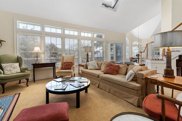 TV connectée, livres, espaces bureaux