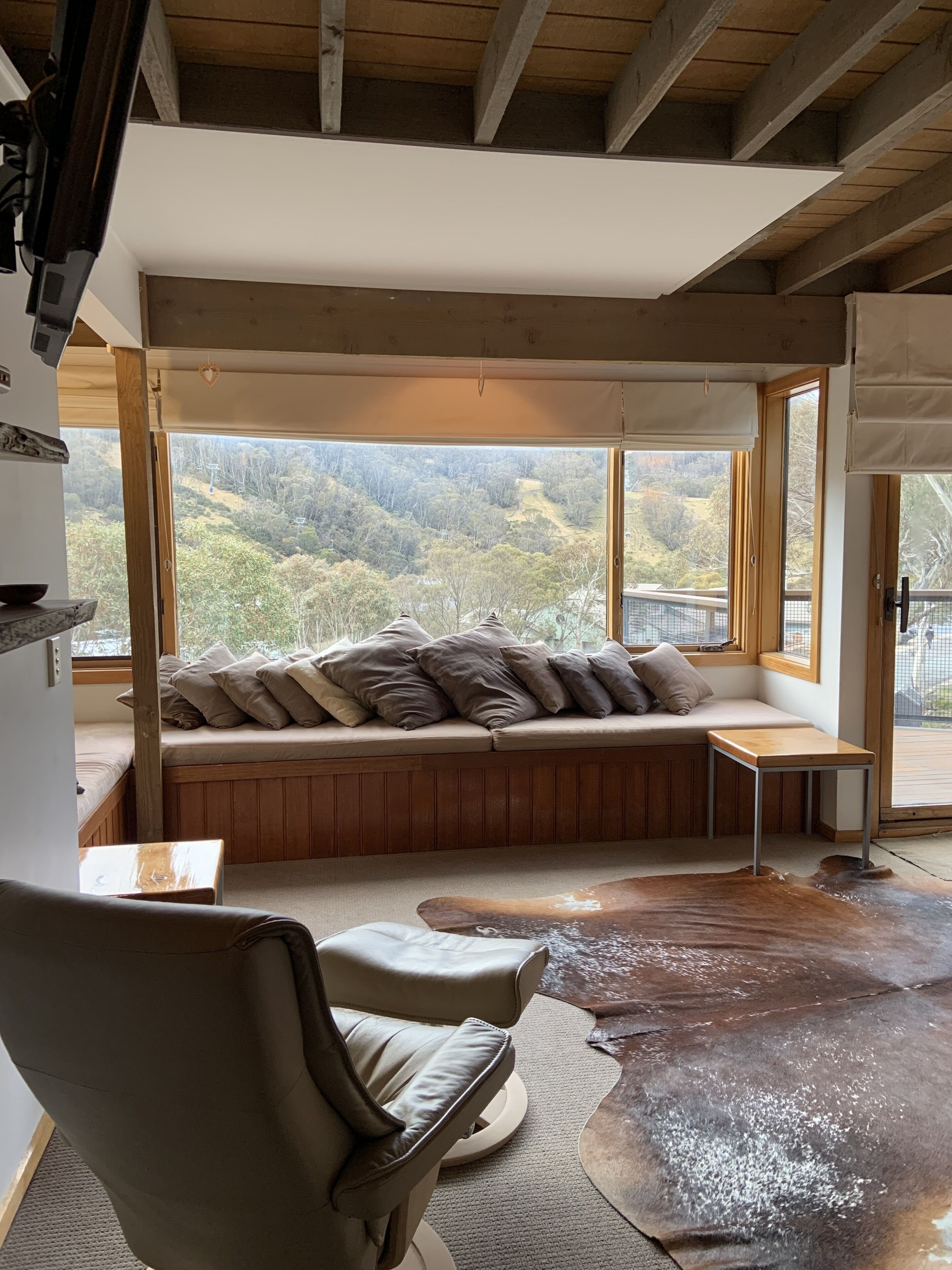 Thredbo Village Family CHALET - AMAZING VIEWS - central village — image 10