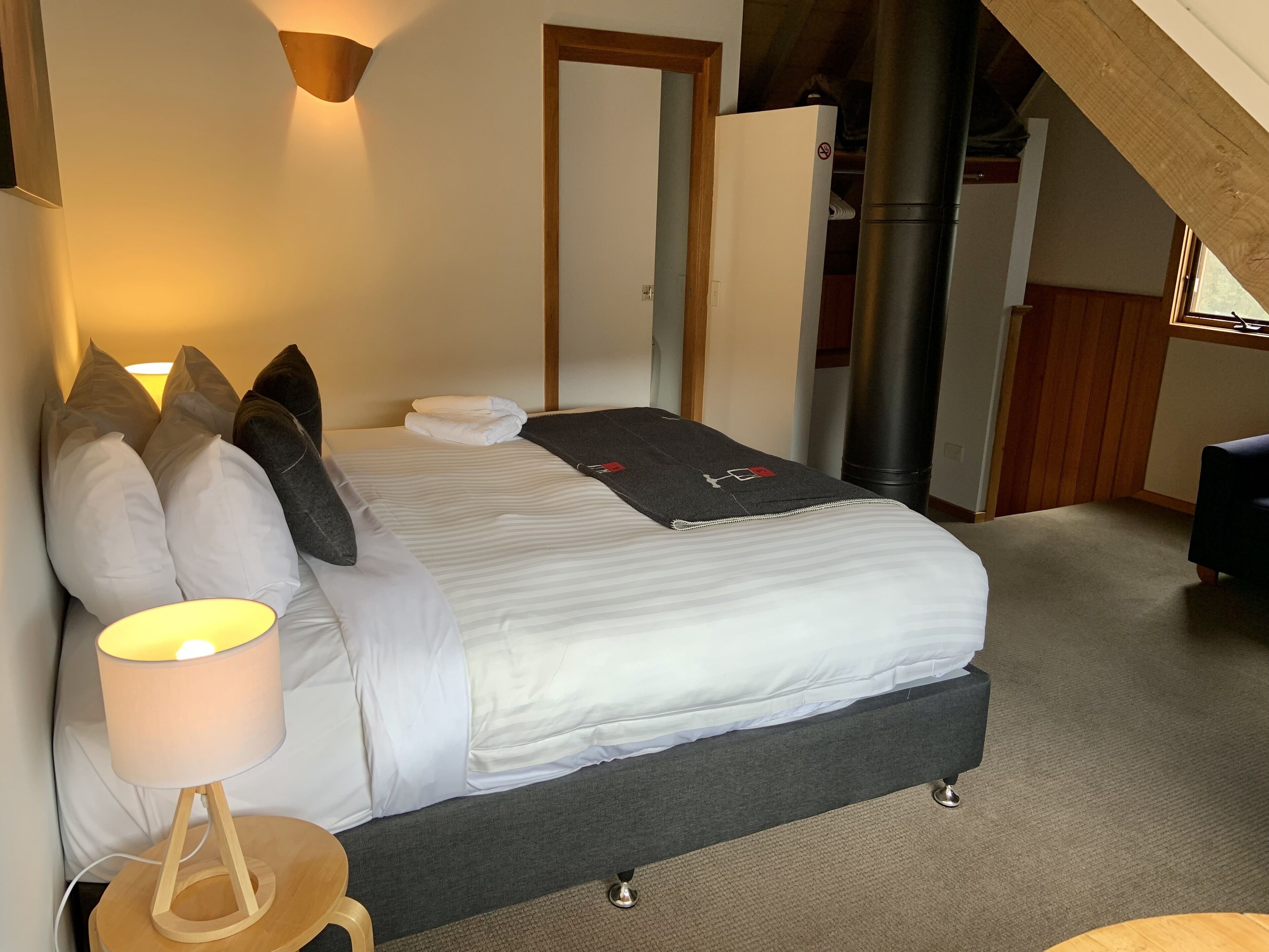Thredbo Village Family CHALET - AMAZING VIEWS - central village — image 18
