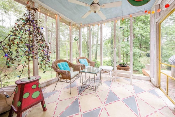 Lovely screened in porch with lake views - serene and peaceful!