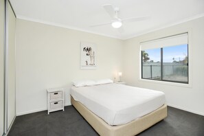 4 bedrooms, iron/ironing board, internet, bed sheets