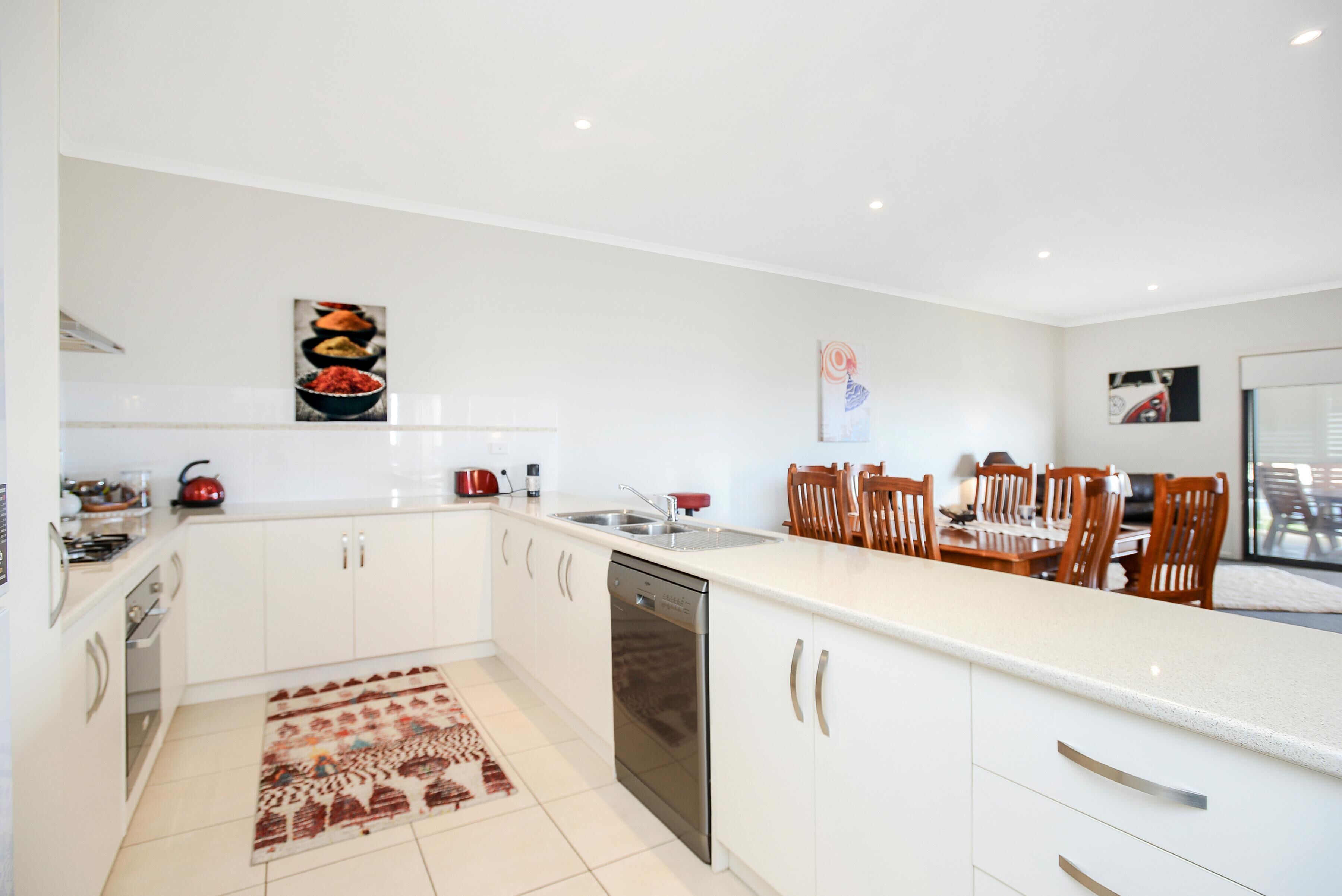 Micro-ondes, plaque de cuisson, lave-vaisselle, grille-pain