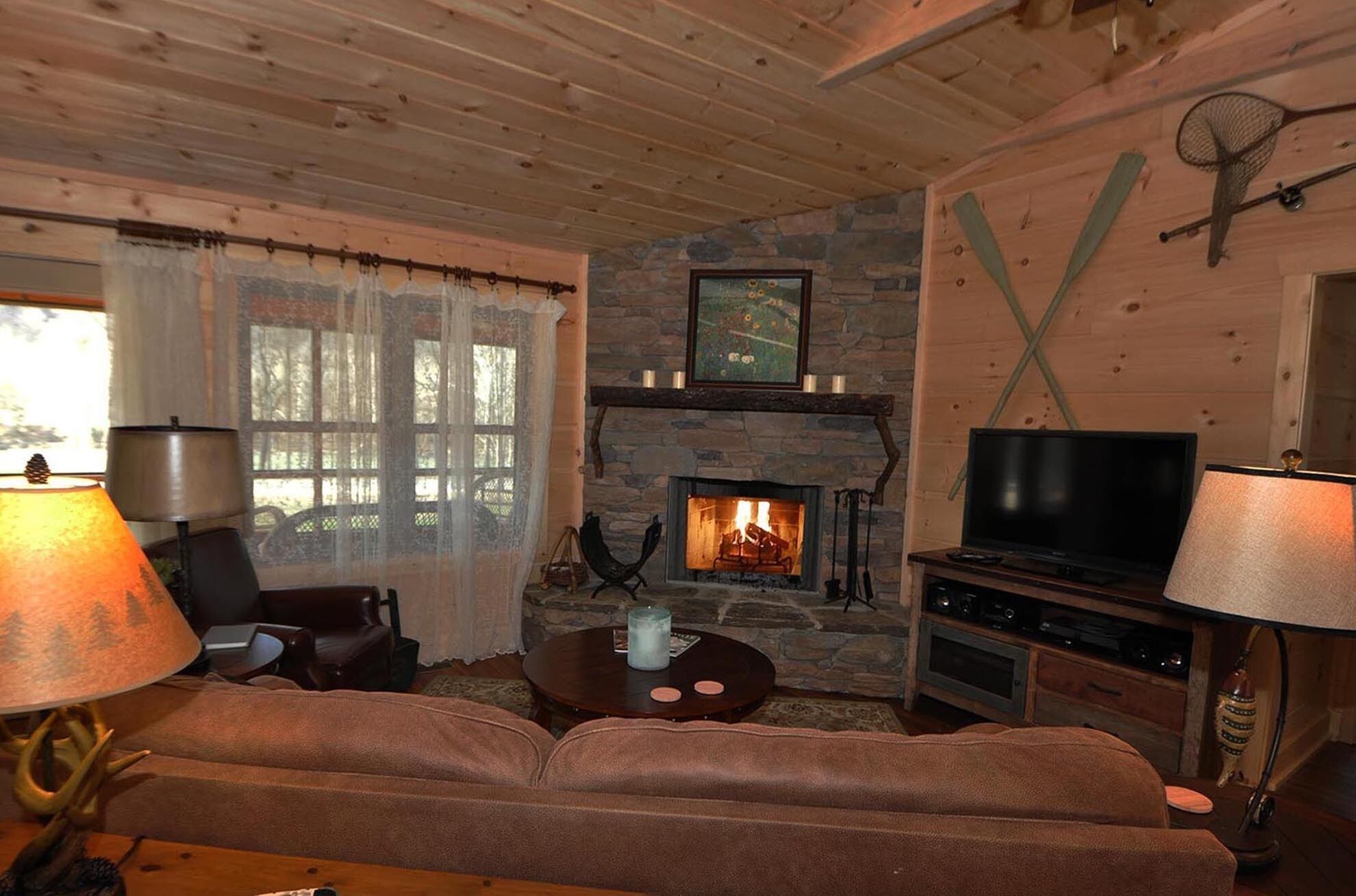 MoonDance River Cabin, Experience The Romance! Upscale Cabin With Hot Tub.