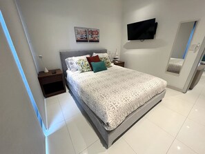 1 habitación, tabla de planchar con plancha, cuna de viaje y wifi 