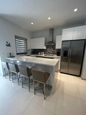 Geladeira, micro-ondas, fogão, cooktop