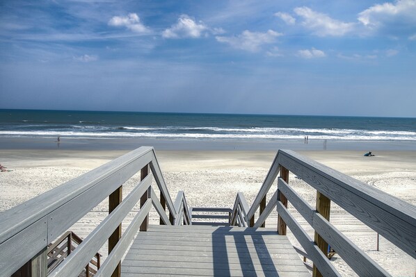 Playa en los alrededores, camastros y toallas de playa 