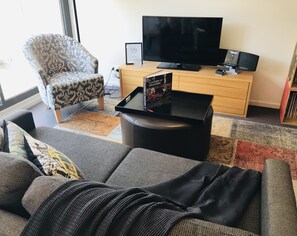 Een televisie, videogames, een dvd-speler en boeken