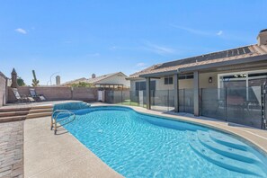 Pool - Fully Equipped - 3 Bedroom Vacation Retreat With Pool (North Las Vegas)