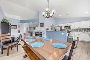 Dining - Fully Equipped - 3 Bedroom Vacation Retreat With Pool (North Las Vegas)