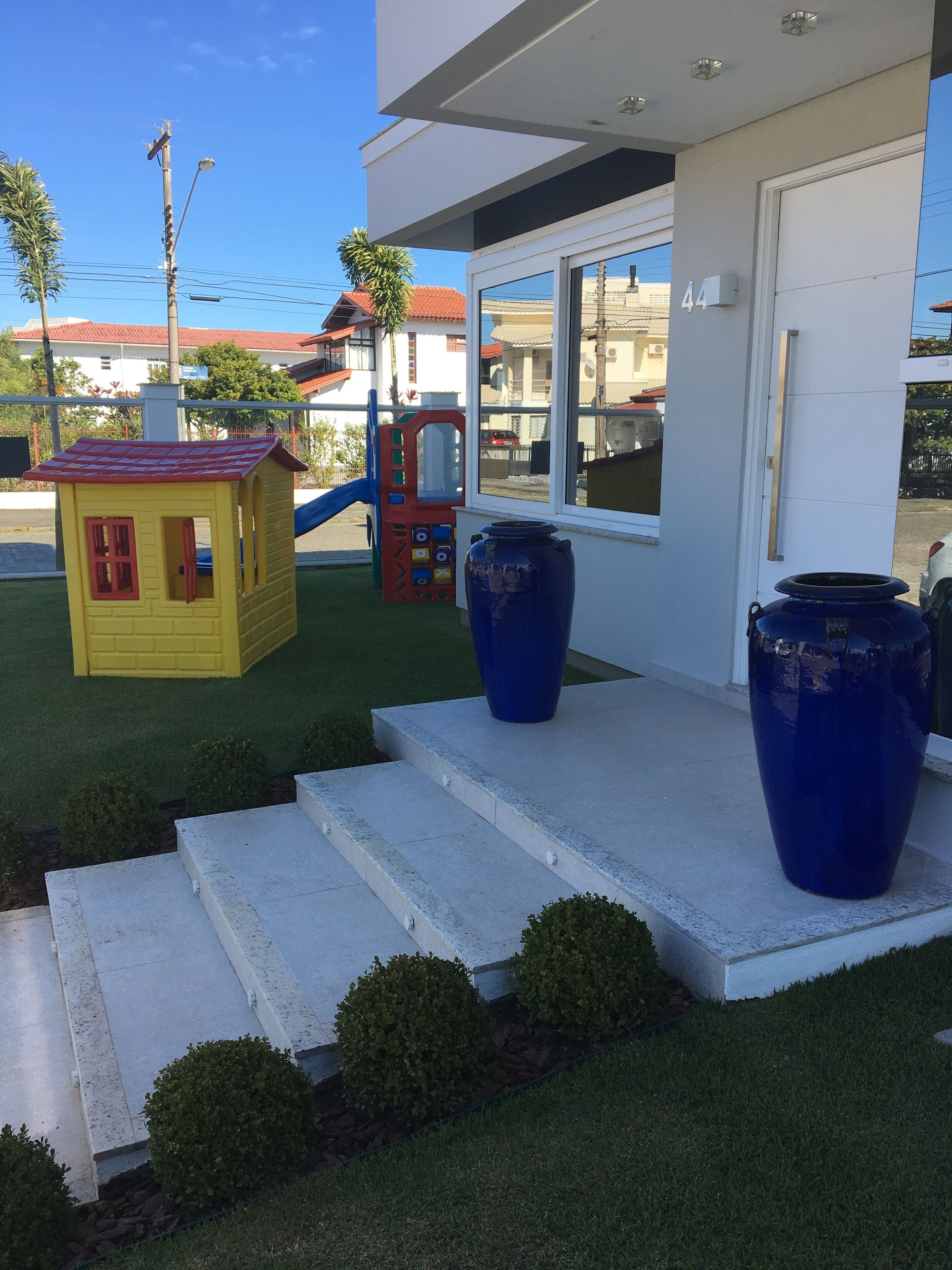 LUXURY HOUSE W / HEATED POOL w / 16 people, 4 suites, 30m from the beach.