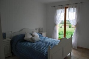 5 chambres, fer et planche à repasser, lit de bébé portatif