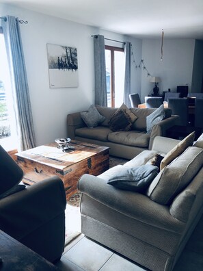 Smart TV, reproductor de DVD, libros y videoteca