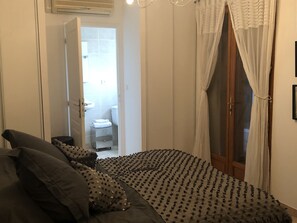 5 habitaciones, tabla de planchar con plancha y cuna de viaje