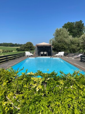 Una piscina al aire libre