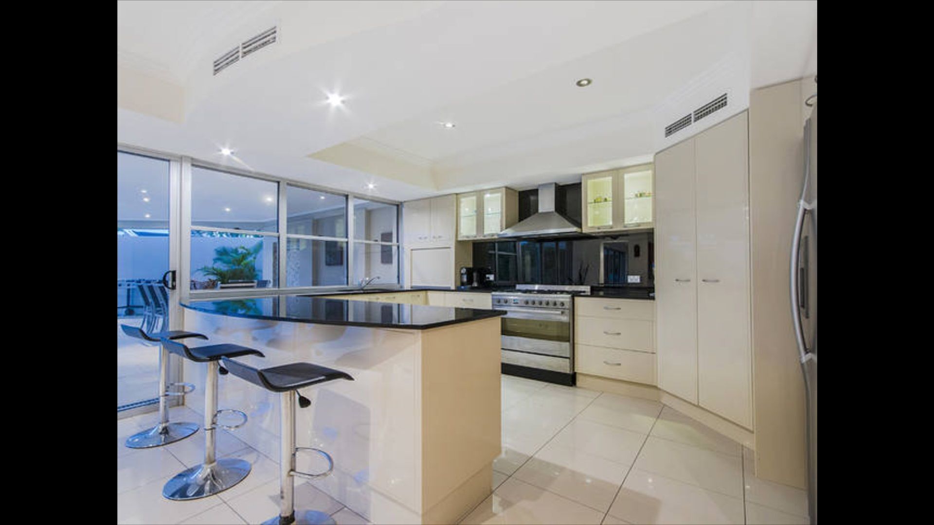 Golden Rio Family Waterfront Home Broadbeach — image 10